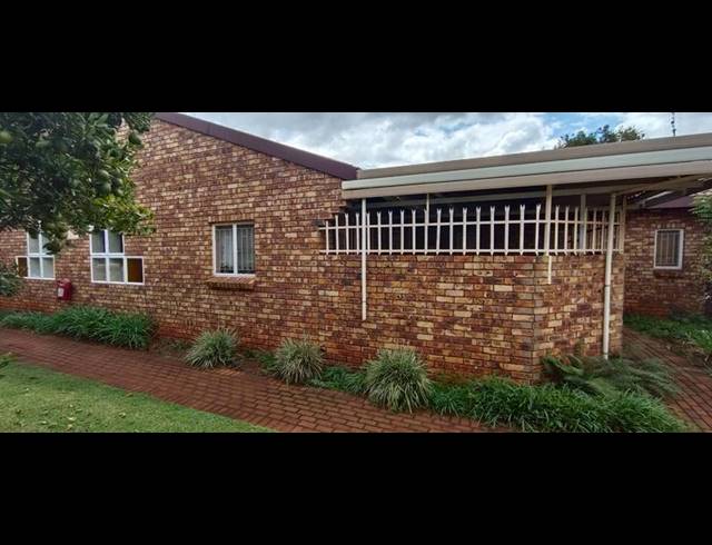 3 BEDROOM TOWNHOUSE FOR SALE IN CLARINA